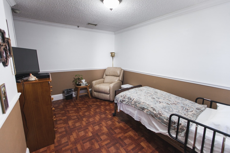 ANGELS SENIOR LIVING AT NORTH TAMPA - Photo 4